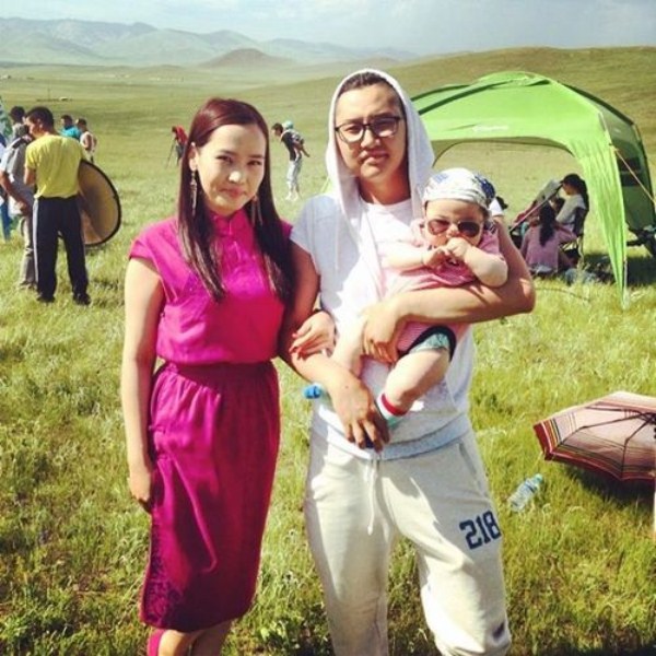 “Оддын бэсрэг наадам”-д оролцсон уран бүтээлчдийн зурагнаас